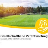 Seite aus dem Nachhaltigkeitsbericht. Kapiteleröffner mit grünem Fußballplatz und Überschrift "Gesellschaftliche Verantwortung"
